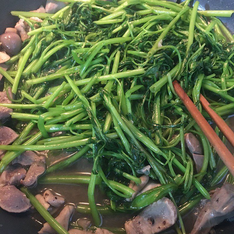 Step 2 Stir-fry chicken intestines with water spinach Stir-fried water spinach with chicken intestines