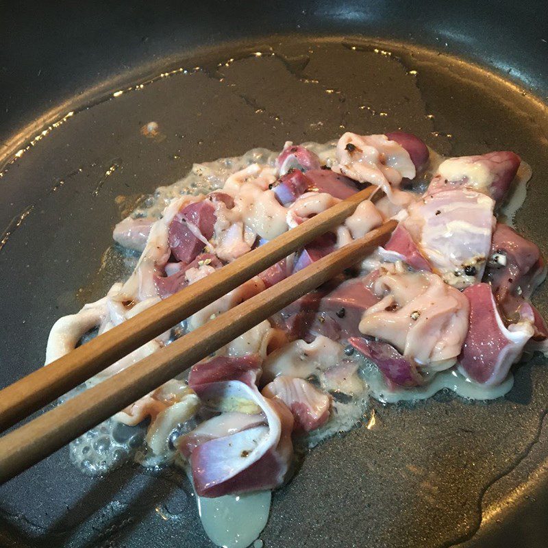 Step 2 Stir-fry chicken intestines with water spinach Stir-fried water spinach with chicken intestines