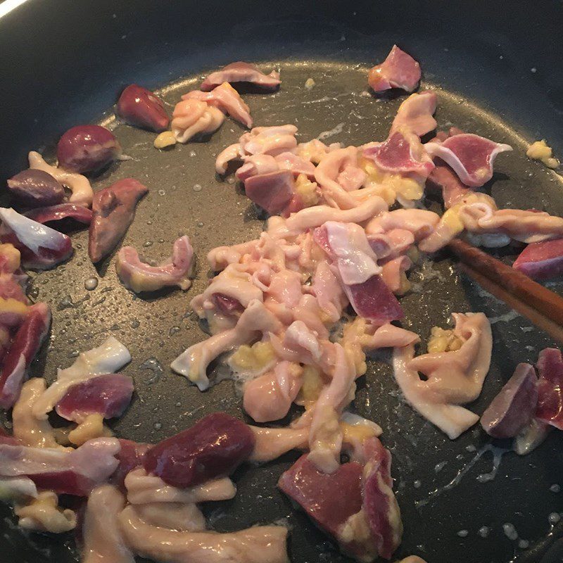 Step 2 Stir-fried chicken intestines Green mustard soup with chicken intestines