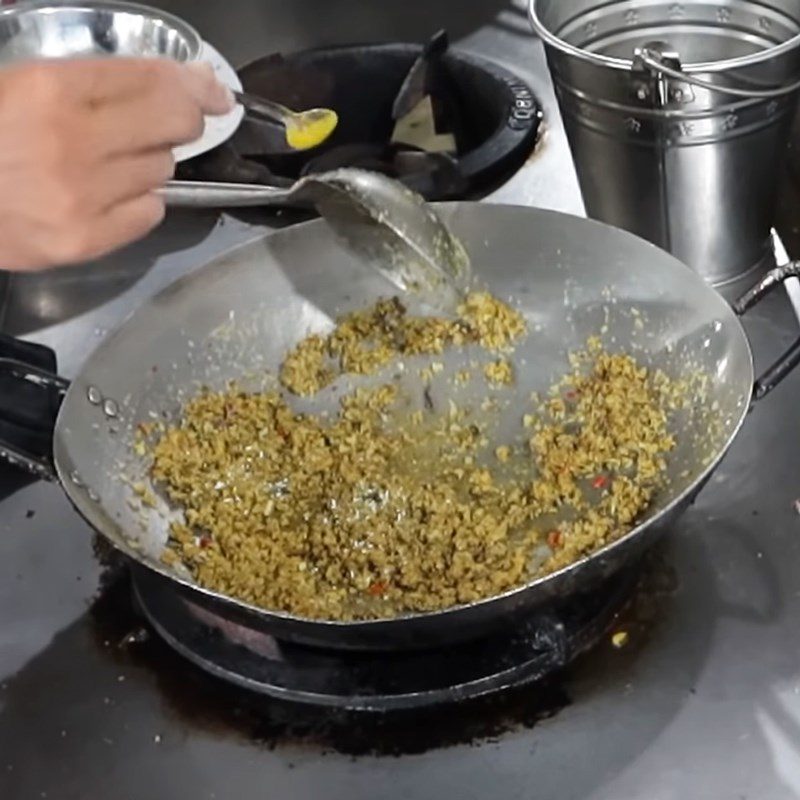 Step 4 Stir-fry eel and finish Minced eel (minced eel) served with rice crackers