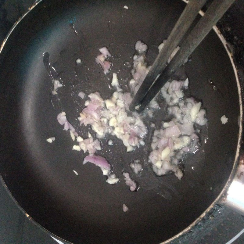 Step 2 Stir-fry shrimp paste Shrimp paste for fruit (Recipe shared by users)