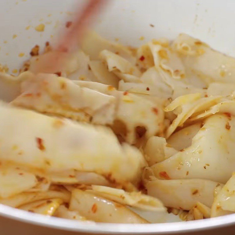 Step 4 Sauté sour bamboo shoots for sour bamboo shoot soup with red tilapia