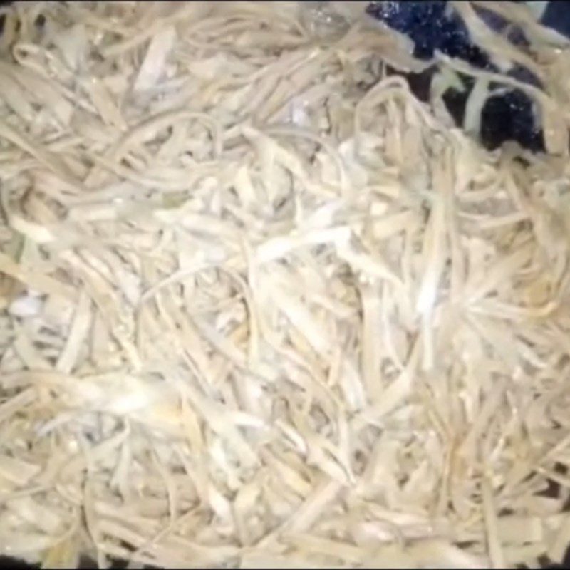 Step 2 Stir-fry dried bamboo shoots Dried bamboo shoots stir-fried with vegetarian pepper