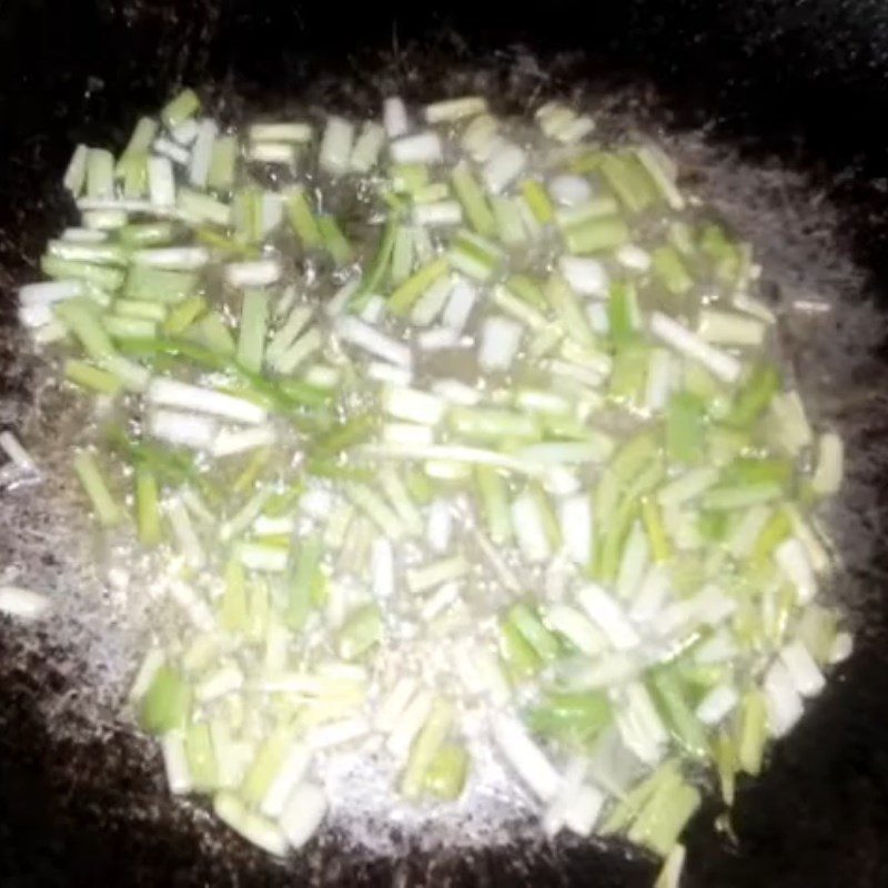 Step 2 Stir-fry dried bamboo shoots Dried bamboo shoots stir-fried with vegetarian pepper