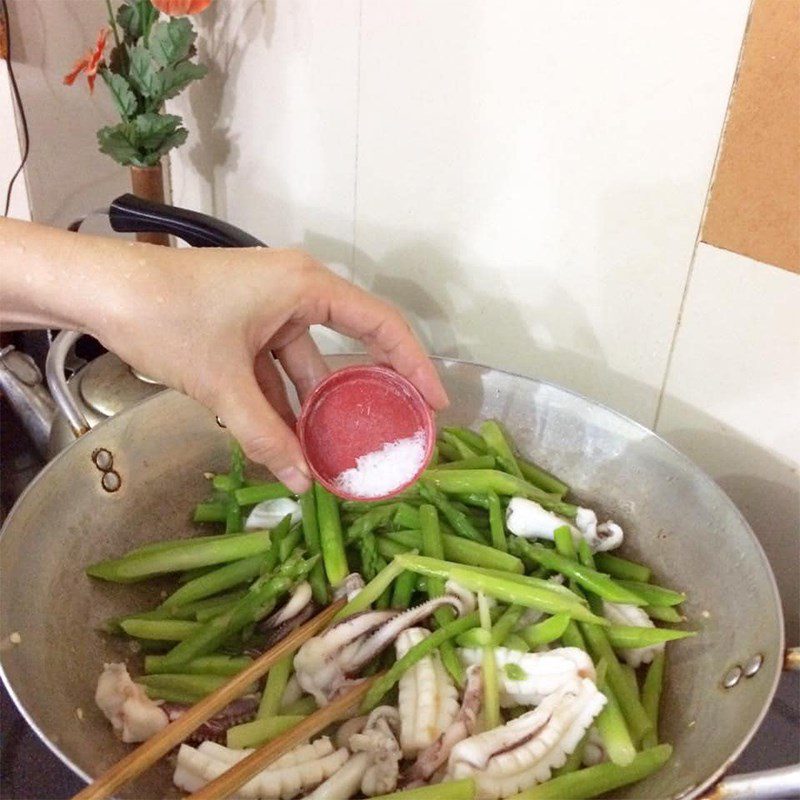 Step 3 Stir-fried asparagus with squid Stir-fried asparagus with squid