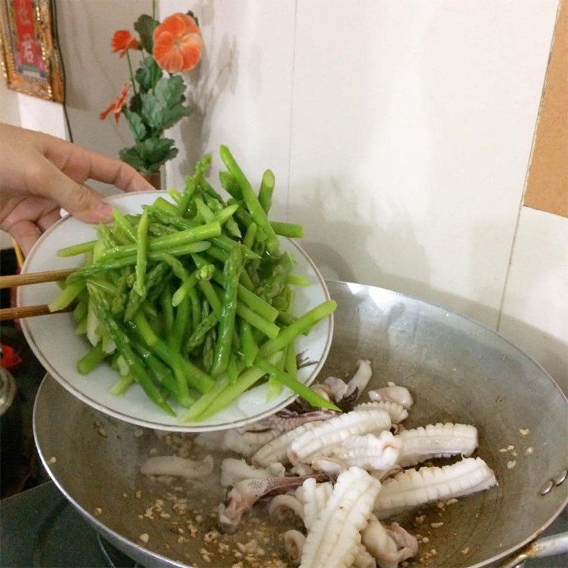 Step 3 Stir-fried asparagus with squid Stir-fried asparagus with squid