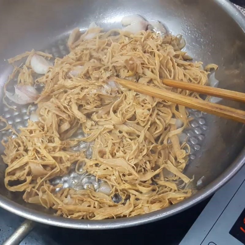 Step 4 Stir-fried bamboo shoots Noodle soup with ngan