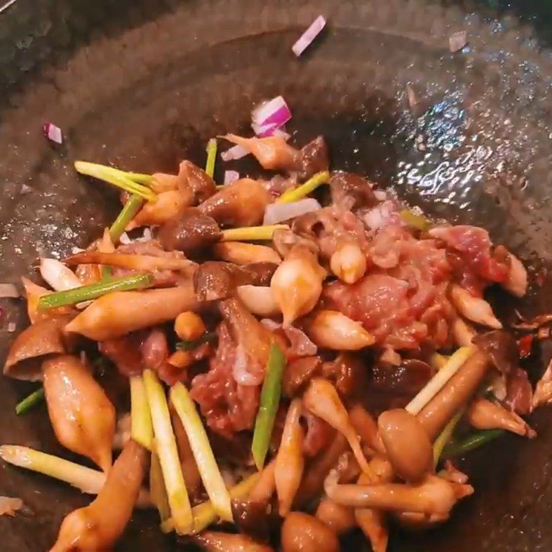 Step 4 Stir-frying the dish Stir-fried straw mushrooms with beef