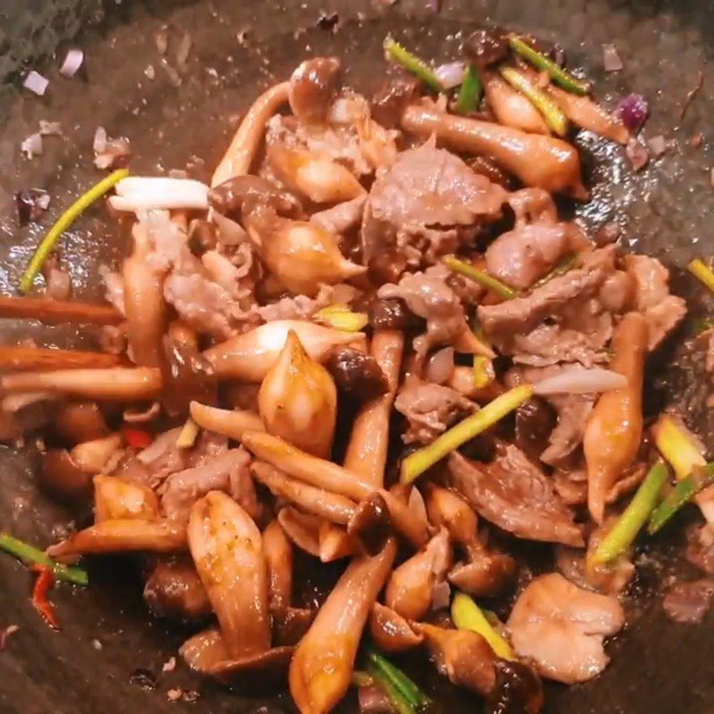 Step 4 Stir-frying the dish Stir-fried straw mushrooms with beef