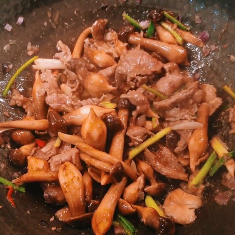 Step 4 Stir-frying the dish Stir-fried straw mushrooms with beef