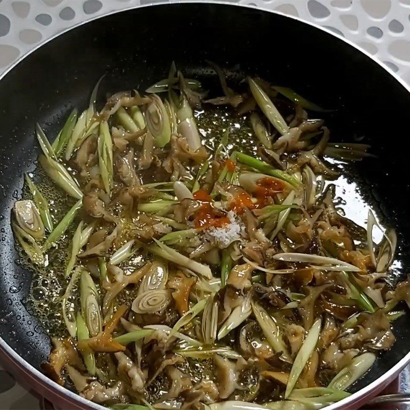 Step 3 Stir-fry the dish Stir-fried snails with lemongrass