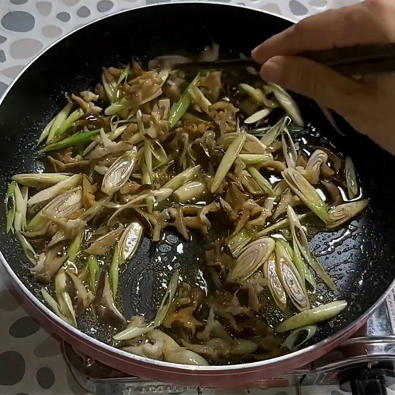 Step 3 Stir-fry the dish Stir-fried snails with lemongrass