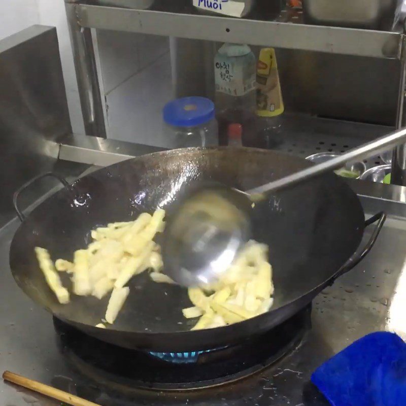 Step 4 Stir-fried dish Stir-fried bamboo shoots with frog