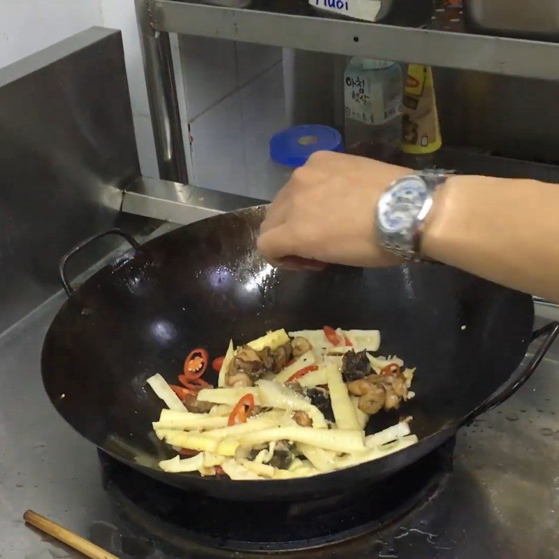 Step 4 Stir-fried dish Stir-fried bamboo shoots with frog