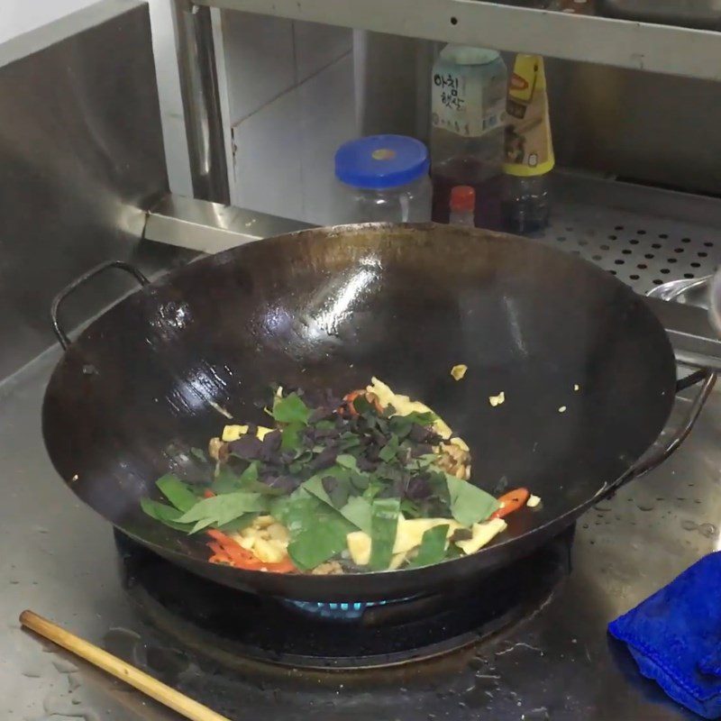 Step 4 Stir-fried dish Stir-fried bamboo shoots with frog