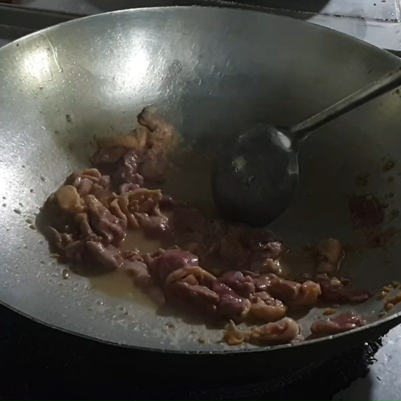 Step 3 Stir-fry the dish Bamboo shoots stir-fried with duck meat