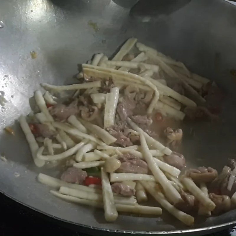 Step 3 Stir-fry the dish Bamboo shoots stir-fried with duck meat