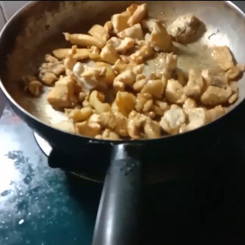 Step 2 Stir-fried dish Stir-fried straw mushrooms with chicken