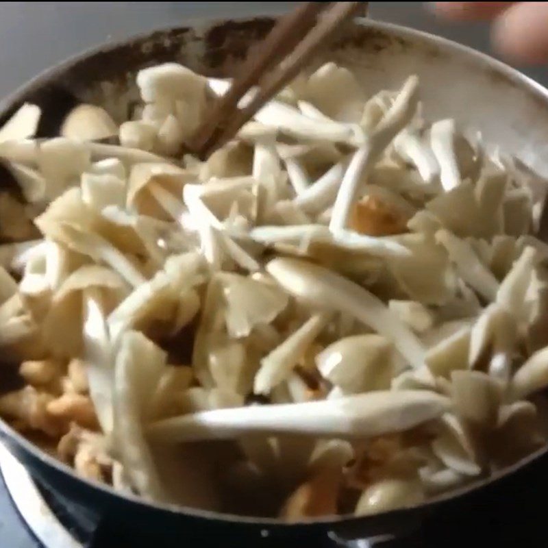 Step 2 Stir-fried dish Stir-fried straw mushrooms with chicken