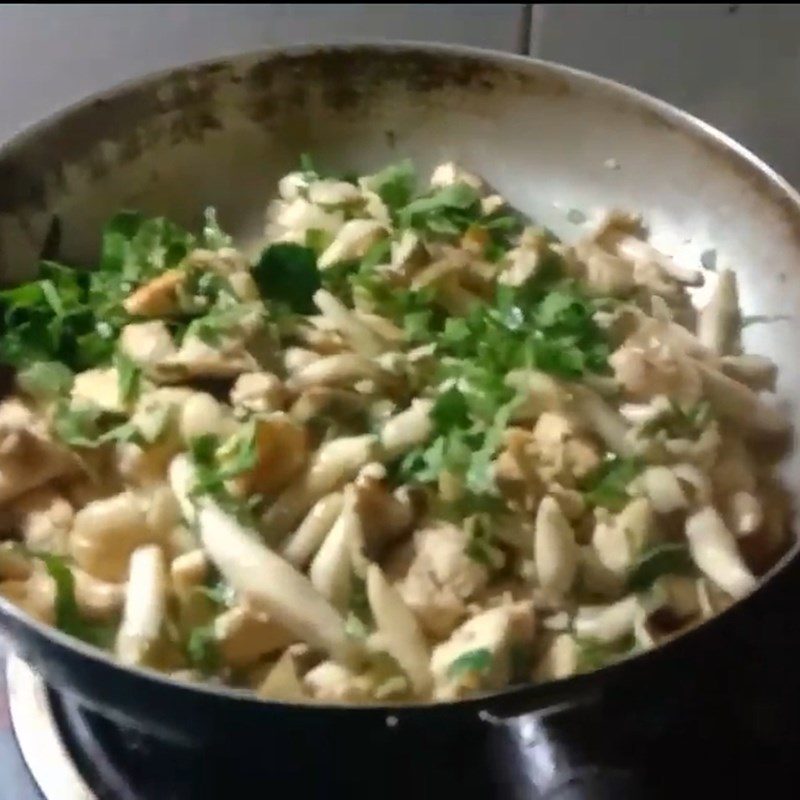 Step 2 Stir-fried dish Stir-fried straw mushrooms with chicken