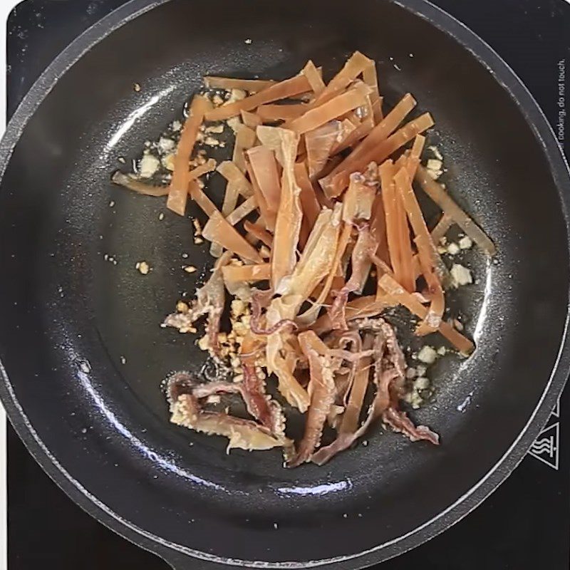 Step 2 Stir-fried dried squid Dried squid stir-fried sweet and sour