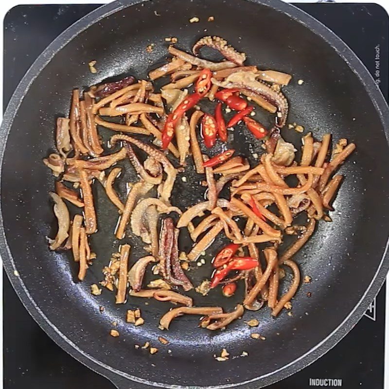 Step 2 Stir-fried dried squid Dried squid stir-fried sweet and sour