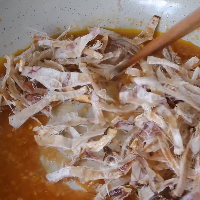 Step 3 Stir-frying dried squid Dried squid stir-fried with tamarind