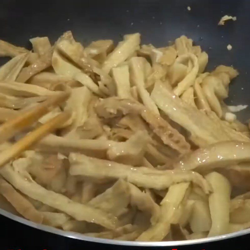 Step 4 Sauté mushrooms Chicken noodle soup with mushrooms and bamboo shoots