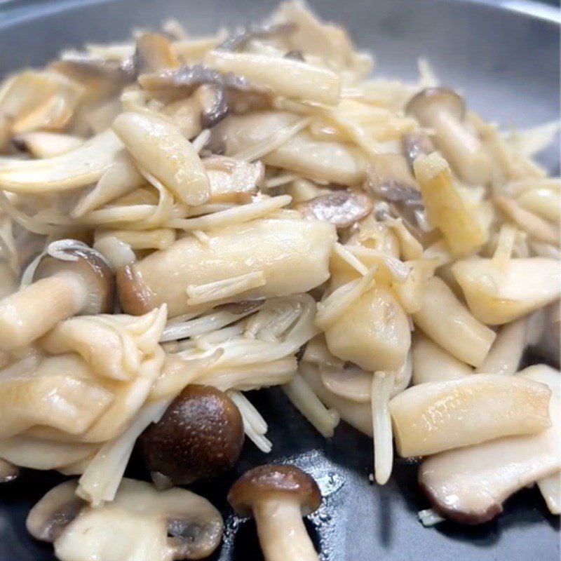 Step 2 Sauté the mushrooms for Chicken Thigh Mushroom Fried Rice