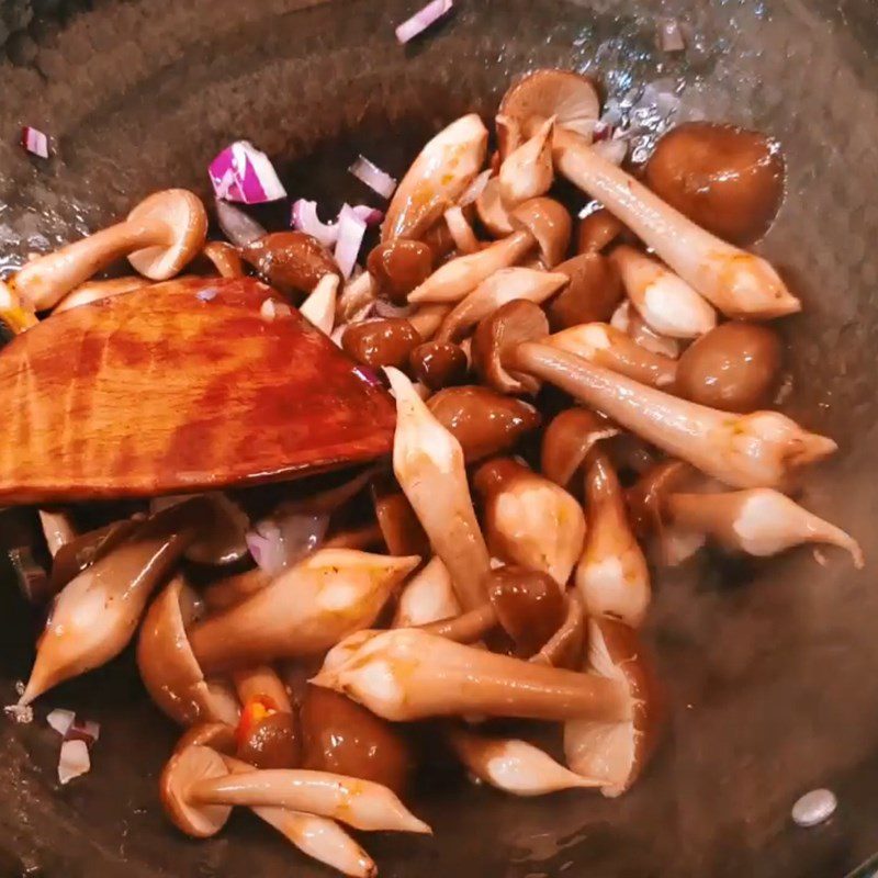 Step 3 Stir-fry mushrooms Stir-fried mushroom with beef