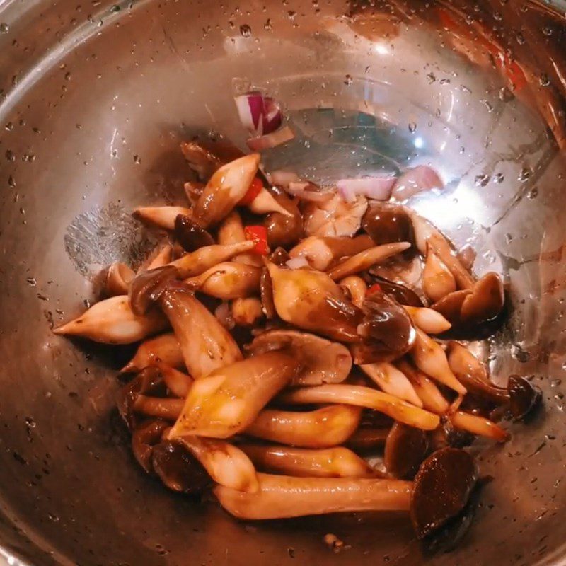 Step 3 Stir-fried mushrooms Stir-fried straw mushrooms with beef
