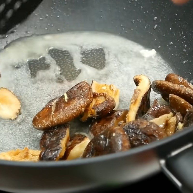 Step 3 Sauté mushrooms Eggplant braised vegetarian
