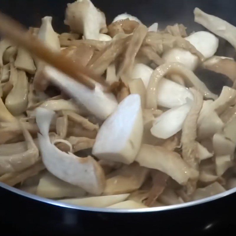 Step 4 Sauté mushrooms Chicken noodle soup with mushrooms and bamboo shoots