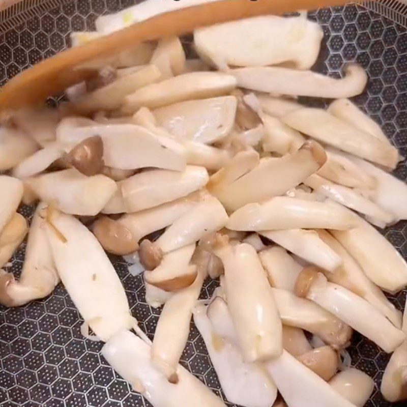 Step 2 Sauté the mushrooms for Vegetarian Tofu in Tomato Sauce (Recipe shared by Tiktok Vegetarian Kitchen XANH)