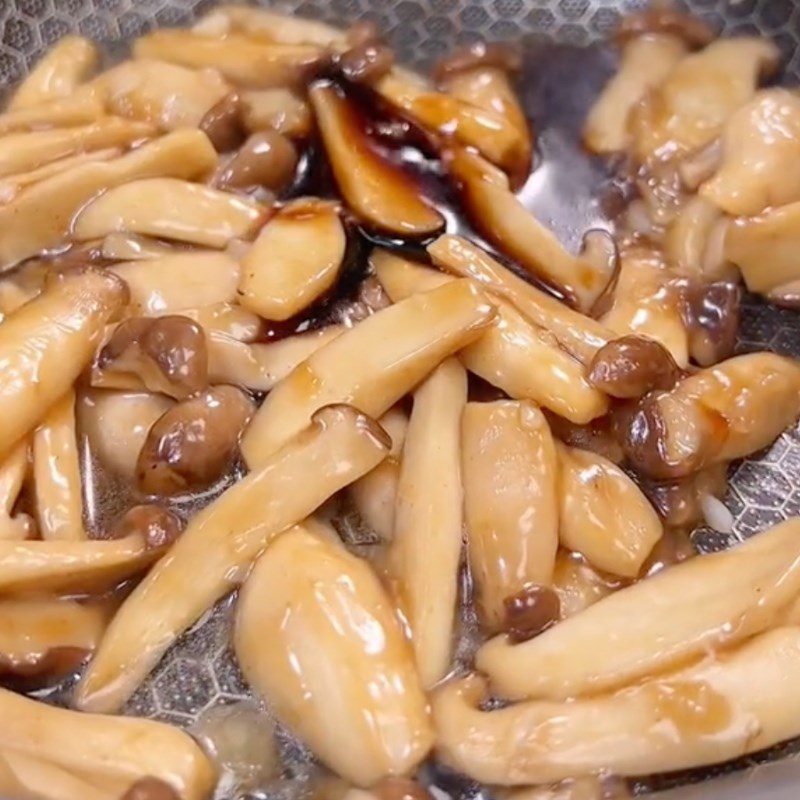 Step 2 Sauté the mushrooms for Vegetarian Tofu in Tomato Sauce (Recipe shared by Tiktok Vegetarian Kitchen XANH)