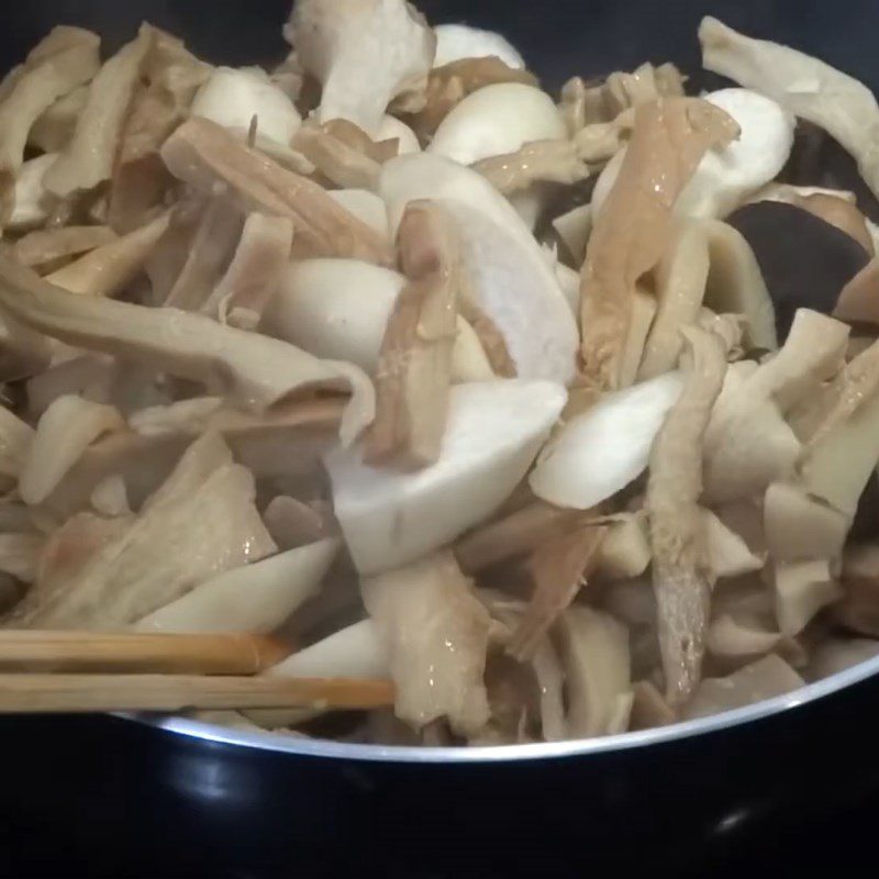 Step 4 Stir-fry mushrooms for chicken noodle with bamboo shoots