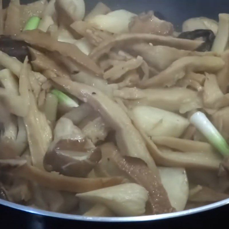 Step 4 Stir-fry mushrooms for chicken noodle with bamboo shoots