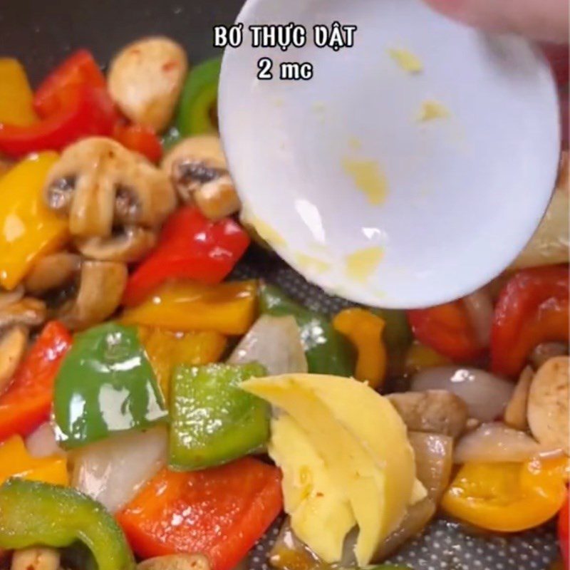 Step 4 Stir-fried oyster mushrooms with bell peppers