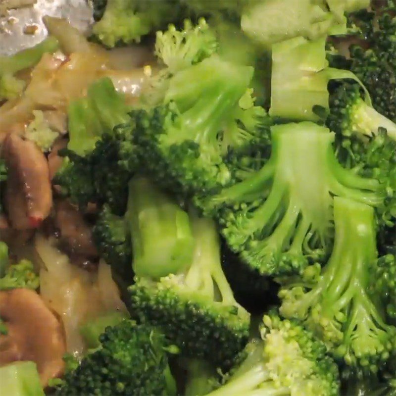 Step 2 Stir-fried King Oyster Mushroom and Broccoli King Oyster Mushroom stir-fried with vegetarian broccoli