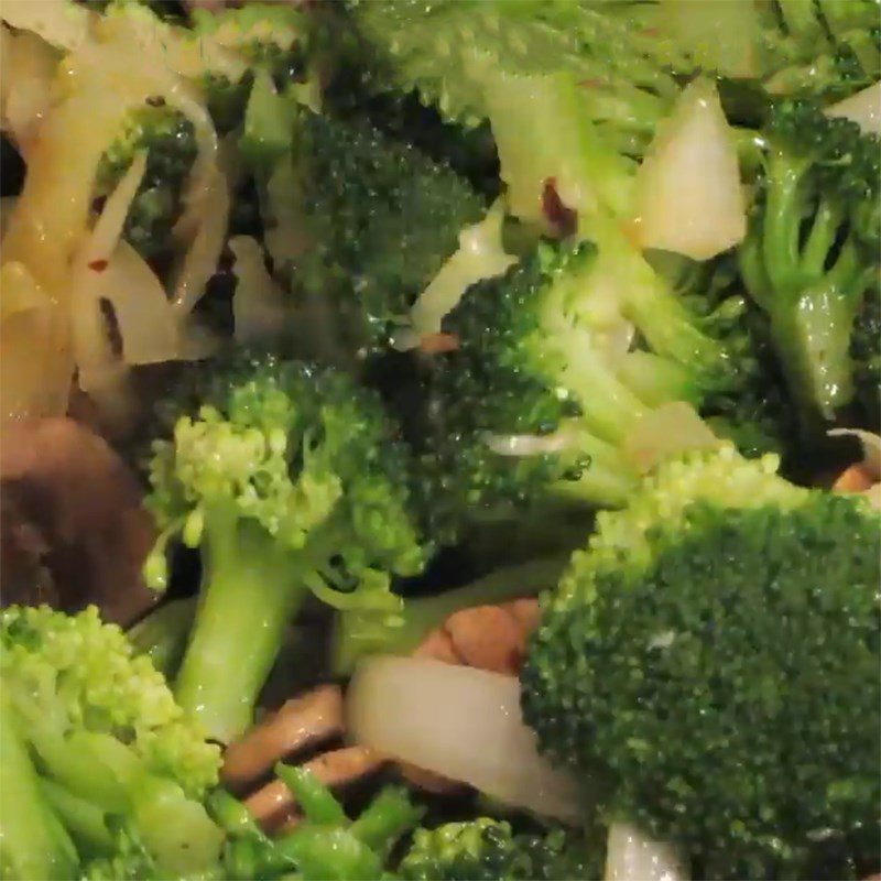 Step 2 Stir-fried King Oyster Mushroom and Broccoli King Oyster Mushroom stir-fried with vegetarian broccoli