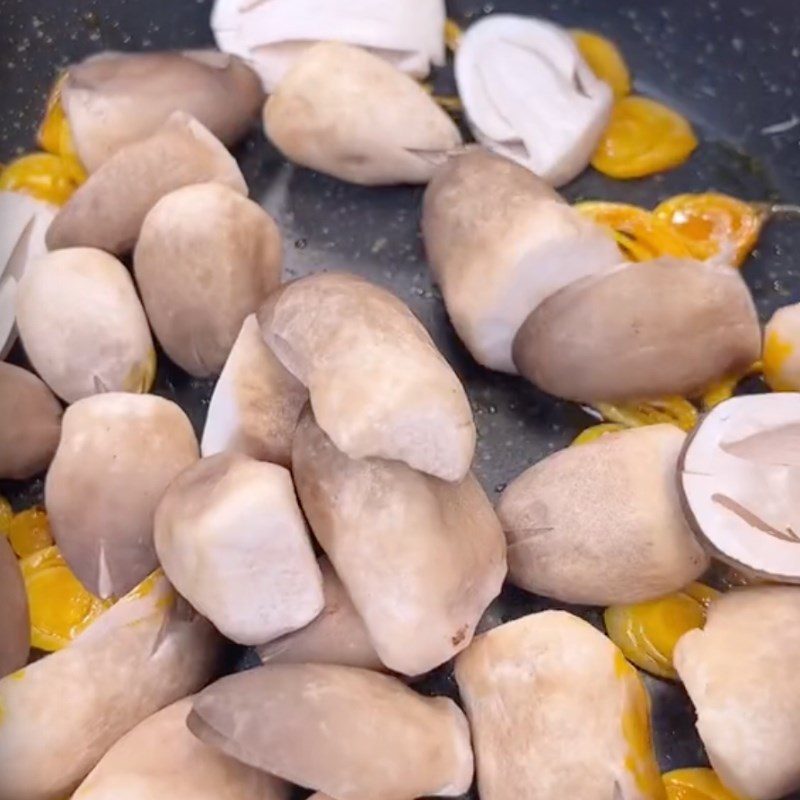 Step 2 Stir-frying straw mushrooms for vegetarian bánh canh (Recipe shared by Tiktok Green Vegetarian Kitchen)