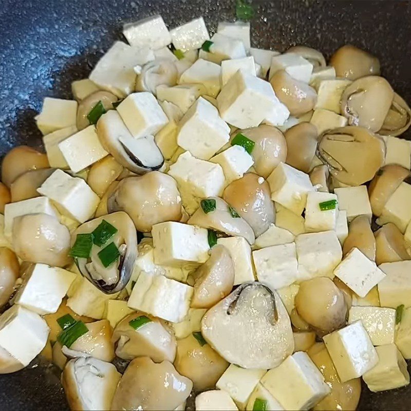 Step 7 Sauté mushrooms and tofu for vegetarian porridge