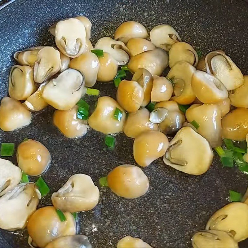 Step 7 Sauté mushrooms and tofu for vegetarian porridge