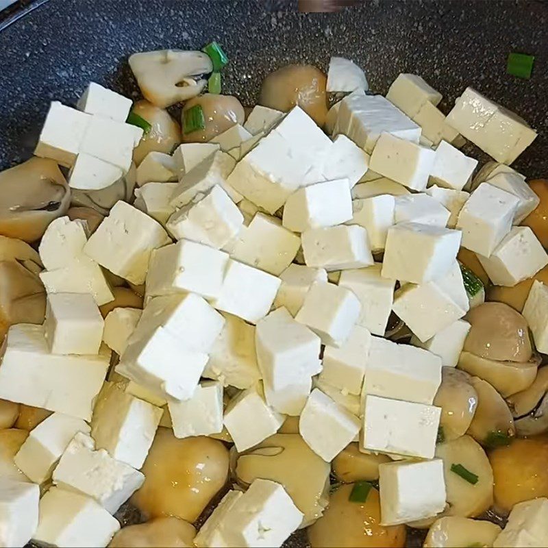 Step 7 Sauté mushrooms and tofu for vegetarian porridge