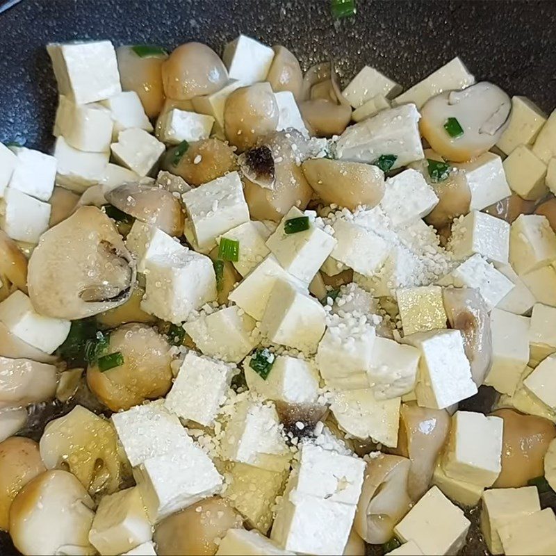 Step 7 Sauté mushrooms and tofu for vegetarian porridge