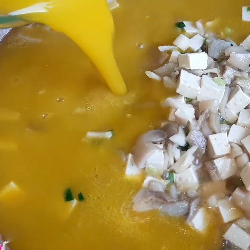 Step 3 Stir-fry mushrooms and blend into pumpkin mushroom soup