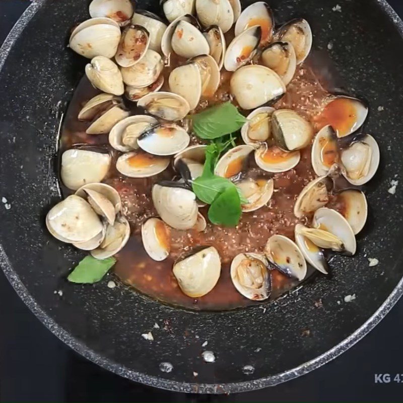 Step 2 Stir-fry clams Stir-fried clams with satay