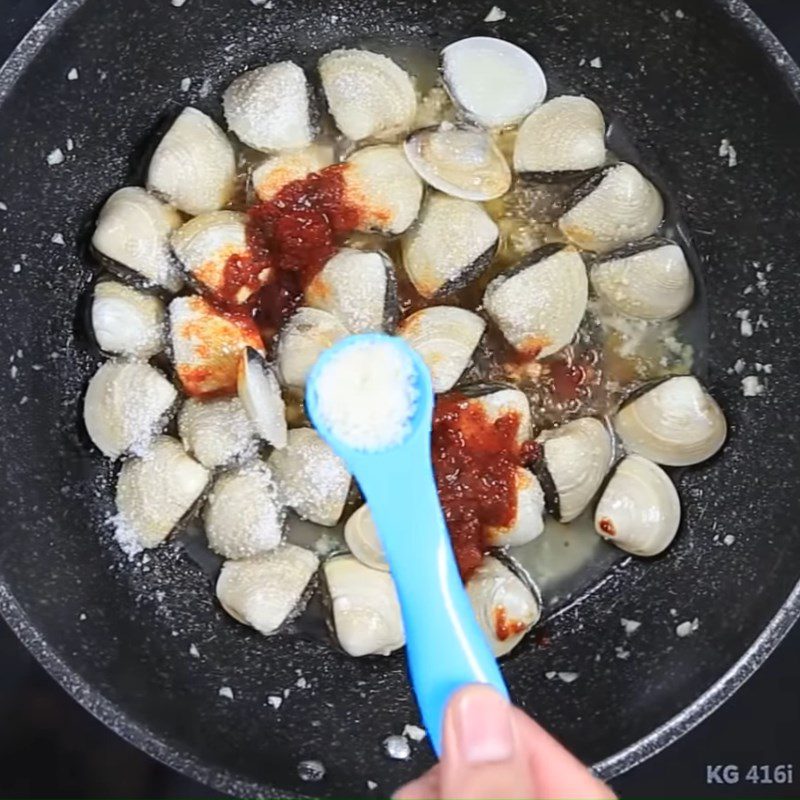 Step 2 Stir-fry clams Stir-fried clams with satay