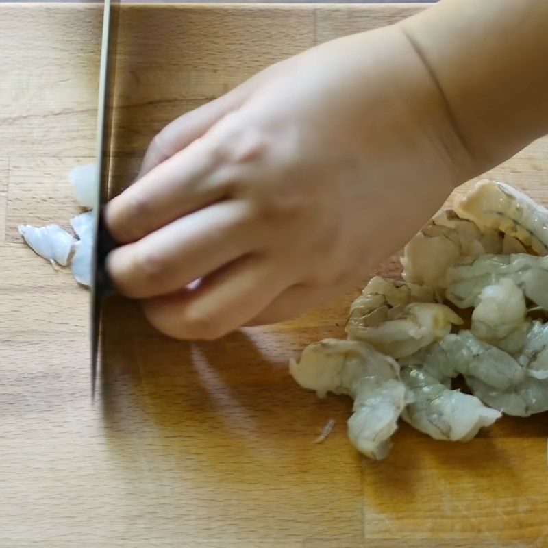 Step 2 Preparing shrimp for shrimp-filled rice rolls