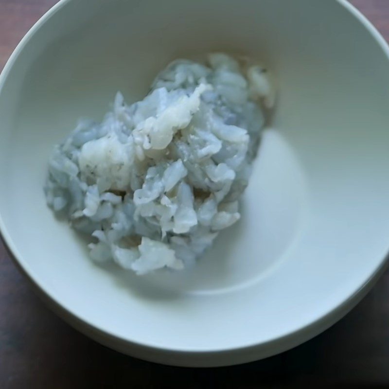 Step 2 Preparing shrimp for shrimp-filled rice rolls